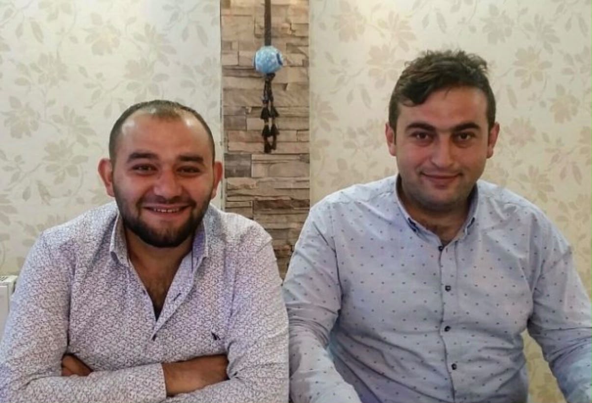 Yan yana oturan iki kişinin fotoğrafı